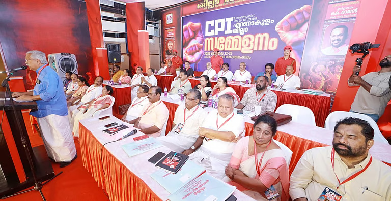 ഇടത് സര്ക്കാരിന് നയവ്യത്യാസം, സിപിഐ മന്ത്രിമാരില് ഭേദം റവന്യൂ വകുപ്പ് മാത്രം; സിപിഐ എറണാകുളം ജില്ലാ സമ്മേളനത്തില് സര്ക്കാരിന് വിമര്ശനം