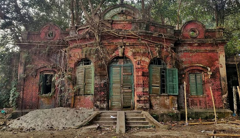 ‘ബംഗാളിന്റെ ചരിത്രമാണത്’; സത്യജിത് റേയുടെ പൂര്വിക ഭവനം ബംഗ്ലാദേശ് ഭരണകൂടം പൊളിച്ചു മാറ്റുന്നതായി മമത ബാനര്ജി