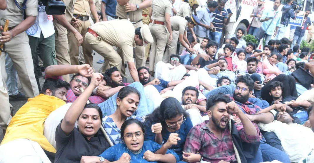 “ഗവർണർ സർവകലാശാലകളെ കാവിവൽക്കരിക്കാൻ ശ്രമിക്കുന്നു”; സർവകലാശാല ആസ്ഥാനങ്ങളിലേക്ക് എസ്എഫ്ഐയുടെ പ്രതിഷേധക്കടൽ