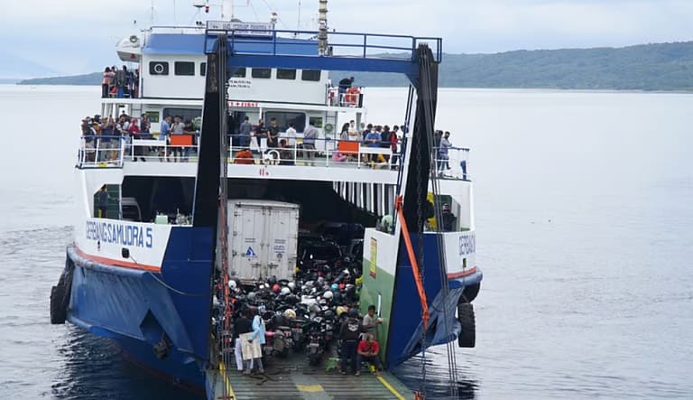 ഇന്തോനേഷ്യയില് 65 പേരുമായി പോയ ബോട്ട് മുങ്ങി; 43 പേരെ കാണാനില്ല