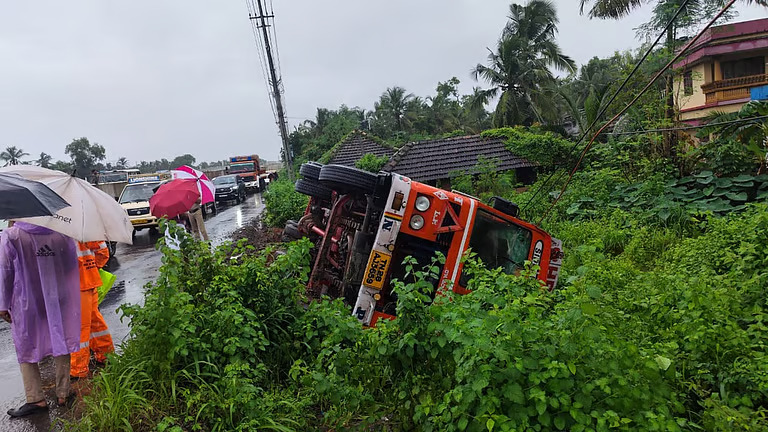 കാഞ്ഞങ്ങാട് മറിഞ്ഞ ടാങ്കറിൽ വാതക ചോർച്ച; പ്രദേശത്തു നിന്ന് ആളുകളെ ഒഴിപ്പിച്ചു