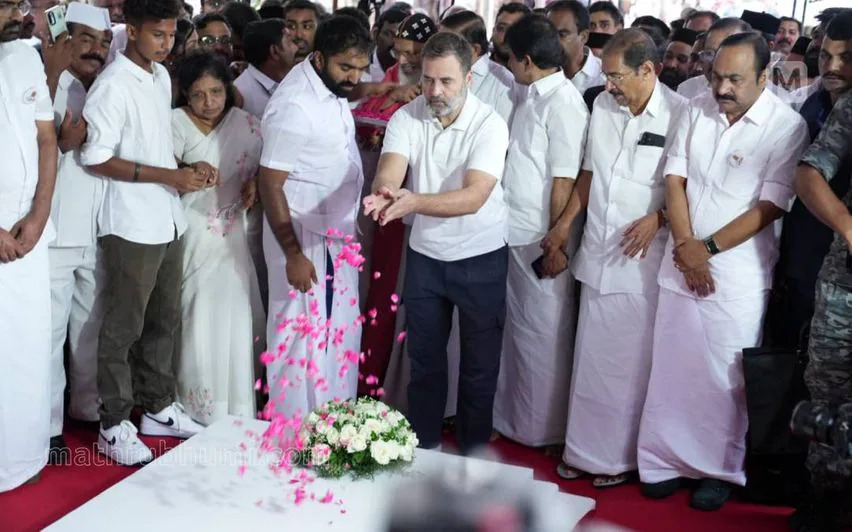 ഉമ്മൻചാണ്ടിയെ അനുസ്മരിച്ച് രാഹുൽ ഗാന്ധി;       ഉമ്മൻചാണ്ടി നേരിട്ടത് നീതീകരിക്കാനാവാത്ത രാഷ്ട്രീയ വേട്ടയാടൽ