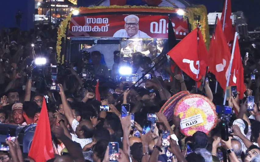 ഇടിമുഴക്കം പോലെ മുദ്രാവാക്യം വിളികൾ, പിറന്ന മണ്ണിൽ അവസാനമായി വിഎസ് എത്തി; സങ്കടക്കടലായി വേലിക്കകത്ത് വീട്