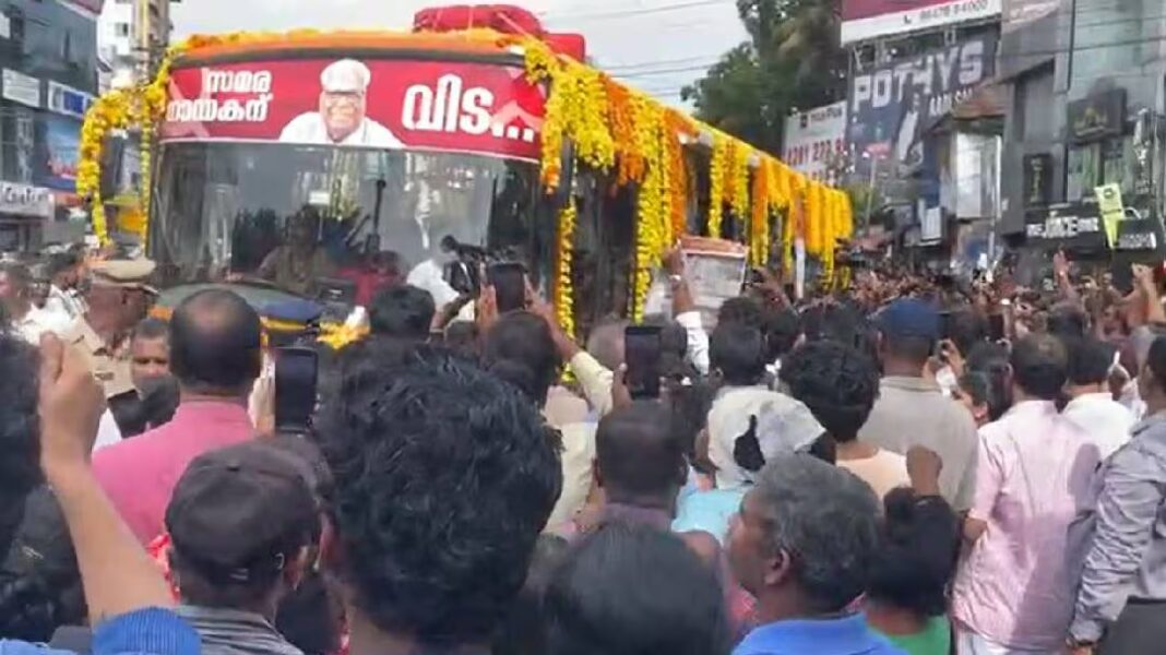 “ഇല്ലാ ഇല്ലാ മരിക്കുന്നില്ല, ജീവിക്കുന്നു ഞങ്ങളിലൂടെ”; വിലാപയാത്ര ജന്മനാട്ടിലേക്ക്, മുദ്രാവാക്യങ്ങളുമായി ആയിരങ്ങൾ