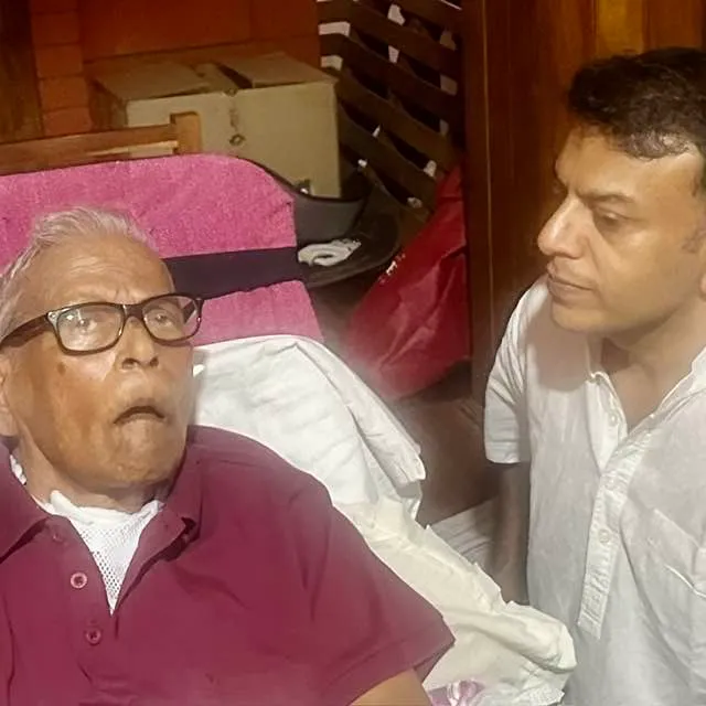 ‘ഇന്നത്തെ പ്രഭാതം അച്ഛൻ ഒപ്പമില്ലെന്ന തിരിച്ചറിവിന്റേതാണ്’; വൈകാരിക കുറിപ്പുമായി വി എ അരുൺകുമാർ