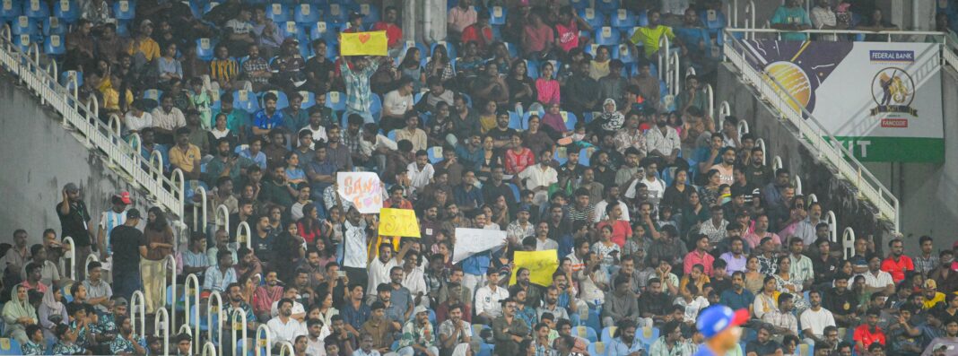 സൂപ്പര് സണ്ഡേ ! ആവേശ ക്രിക്കറ്റ് ഞായറാഴ്ച്ച മത്സരം കാണാനെത്തിയത് 11,000 പേര്