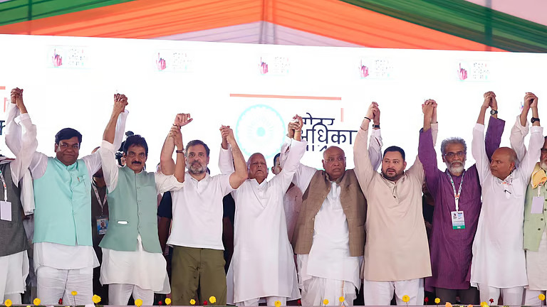 വോട്ട് ചോരിയിൽ ആളിക്കത്തി പ്രതിഷേധം; രാഹുൽ ഗാന്ധിയുടെ വോട്ട് അധികാർ യാത്ര രണ്ടാം ദിനത്തിൽ