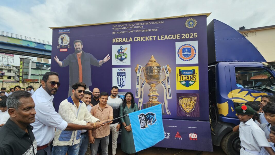 കെസിഎൽ പൂരത്തിന് ഇനി 19 നാൾ; ട്രോഫി ടൂര് വാഹനത്തിന് കൊച്ചിയിൽ വൻ സ്വീകരണം