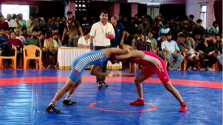 ഗുസ്തി ഹരമാകുന്നു; ഗോദയിലെ പോരാട്ടത്തിന് മലയാളികളും