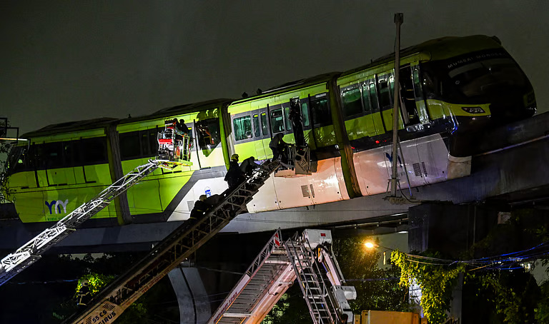 മണിക്കൂറുകൾ വ്യത്യാസത്തിൽ തകരാറിലായത് രണ്ട് മോണോറെയിലുകൾ; മുംബൈയിൽ ട്രെയിനിൽ കുടുങ്ങിയ 800ലധികം യാത്രക്കാരെ രക്ഷപ്പെടുത്തി