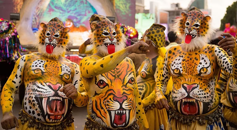 തൃശൂരിനെ വിറപ്പിക്കാൻ പുലി വീരന്മാർ ഇന്ന് ഇറങ്ങും;എങ്ങും പുലിച്ചുവടും പുലിത്താളവും