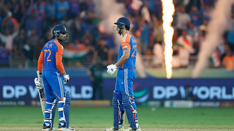 പാക് മന്ത്രിയില് നിന്നും കിരീടം ഏറ്റുവാങ്ങാതെ ഇന്ത്യ; കിരീടമില്ലാതെ വിജയഘോഷം