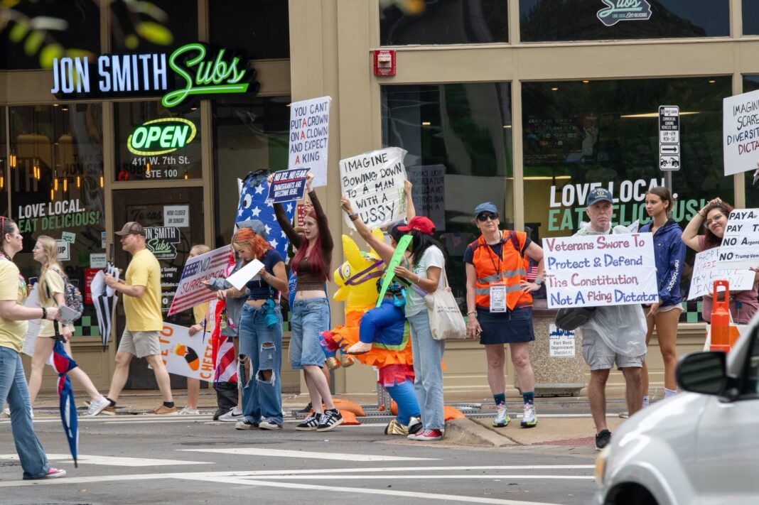 ഡാലസിൽ മഴയിലും ആയിരങ്ങൾ ‘നോ കിംഗ്സ്’ പ്രതിഷേധത്തിൽ പങ്കെടുത്തു