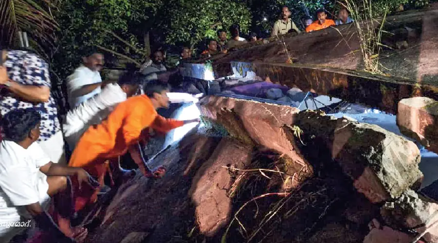 അടിമാലി മണ്ണിടിച്ചില്; വീടിനുള്ളില് കുടുങ്ങിയ ബിജുവിന് ദാരുണാന്ത്യം; സന്ധ്യയെ വിദഗ്ധ ചികിത്സയ്ക്കായി കൊച്ചിയിലേക്ക് മാറ്റി