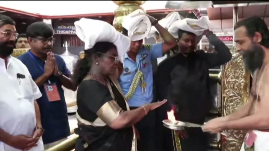 ഇരുമുടിക്കെട്ടുമായി പതിനെട്ടാംപടി ചവിട്ടി; സന്നിധാനത്തെത്തി അയ്യനെ കണ്ടു തൊഴുത് ദ്രൗപദി മുര്മു