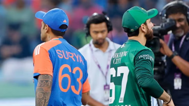 ഇപ്പോഴും കരയുകയാണോ? ഹസ്തദാന വിവാദത്തില് പാക് താരങ്ങളെ പരിഹസിച്ച് ഇന്ത്യന് ആരാധകര്