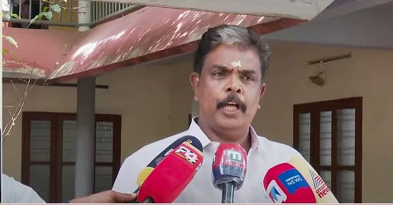 സ്വര്ണപ്പാളി വിവാദം: മുൻ അഡ്മിനിസ്ട്രേറ്റീവ് ഓഫീസർ മുരാരി ബാബുവിന് സസ്പെന്ഷന്
