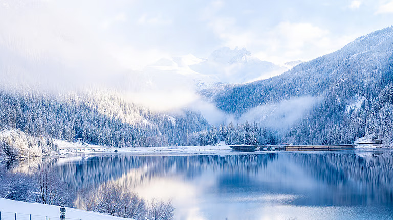 സഞ്ചാരികളെ മാടിവിളിച്ച് അരോള പർവതവും നീലത്തടാകവും!ചുറ്റിലും തൂവെള്ള നിറം മാത്രം…