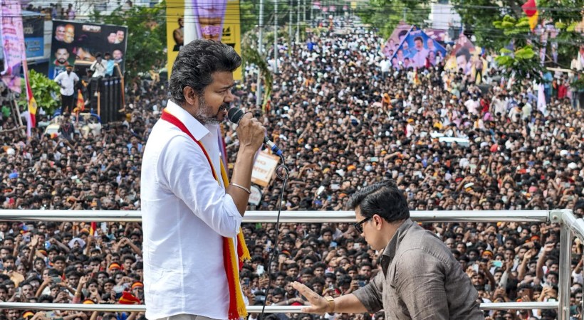 കരൂര് ദുരന്തത്തിലെ അന്വേഷണം; ടിവികെയില് ഭിന്നത; സിബിഐ അന്വേഷിക്കണമെന്ന് ആദവ് അര്ജുന; വേണ്ടെന്ന് എന് ആനന്ദ്