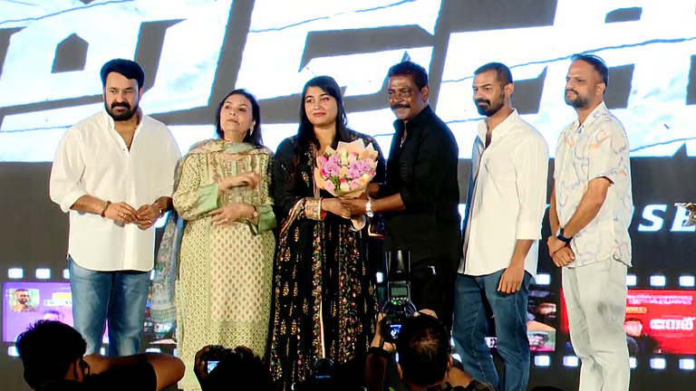 വിസ്മയ ‘തുടക്കം’; ക്ലാപ്പടിച്ച് പ്രണവ്, സ്വിച്ച് ഓൺ ചെയ്ത് സുചിത്ര