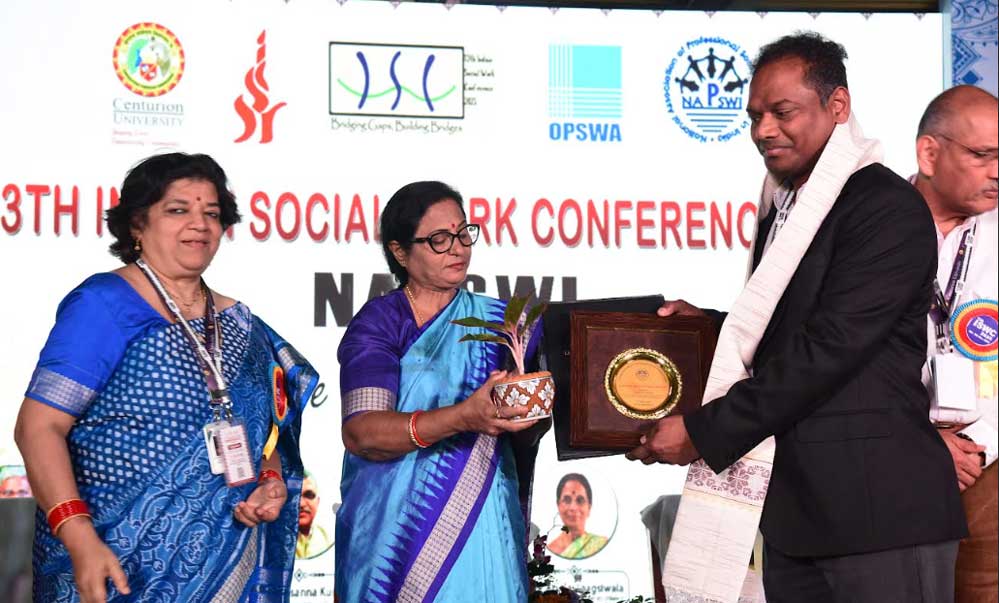 ഇന്ത്യൻ സോഷ്യൽ വർക്ക് അസോസിയേഷൻ്റെ അധ്യാപക അവാർഡ് ഡോ.പി.വി.ബൈജുവിന് സമർപ്പിച്ചു