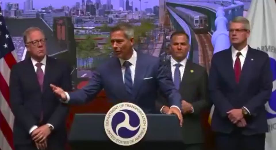 അമേരിക്കയിൽ എയർപോർട്ടുകളിൽ ഫ്ലൈറ്റുകൾ കുറയ്ക്കുമെന്ന് ഗതാഗതസെക്രട്ടറി മുന്നറിയിപ്പ്