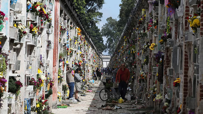 കല്ലറകൾ വൃത്തിയാക്കും, സെമിത്തേരികളിൽ വർണാഭമായ ഭീമൻ പട്ടങ്ങൾ ഉയരും; ഗ്വാട്ടിമാലയിലെ വിചിത്രമായ മരണദിനാഘോഷം