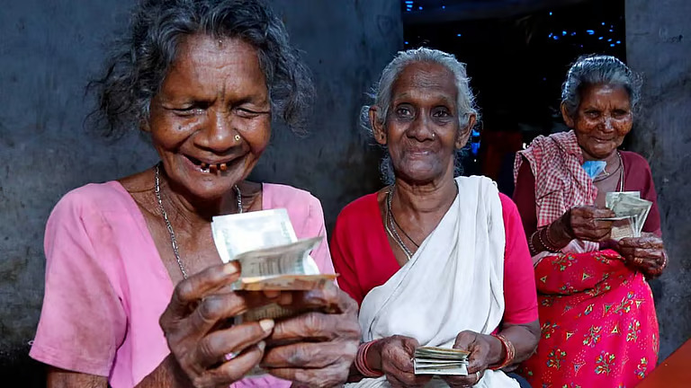 ഇനി കുടിശികയില്ല; ക്ഷേമ പെൻഷൻ വിതരണം തുടങ്ങി