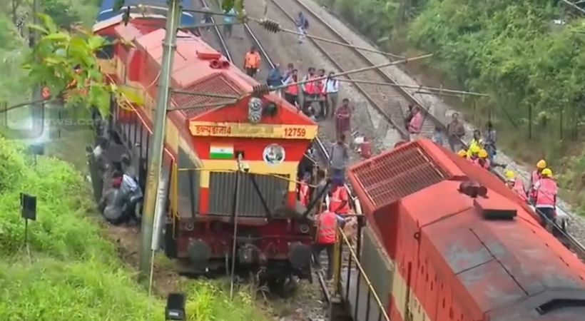 കളമശേരിയില് ഗുഡ്സ് ട്രെയിന് പാളം തെറ്റി വൈദ്യുതി പോസ്റ്റില് ഇടിച്ചു; ട്രെയിനുകള് വൈകുന്നു
