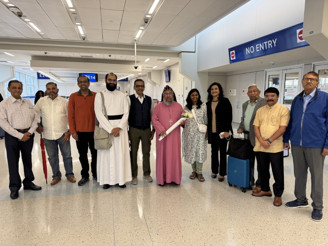 ബിഷപ് ഡോ.മാർ പൗലോസിന് ഡാലസ് അന്താരാഷ്ട്ര വിമാനത്താവളത്തിൽ ഊഷ്മള വരവേൽപ്പ്