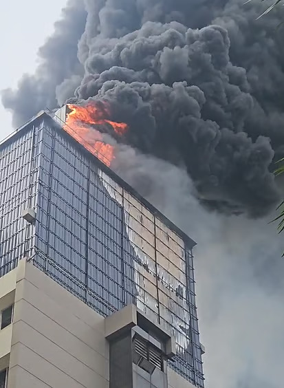 കോഴിക്കോട് ബേബി മെമ്മോറിയൽ ആശുപത്രിയിൽ തീപിടിത്തം; വലിയ തോതിൽ തീയും പുകയുമുയരുന്നു