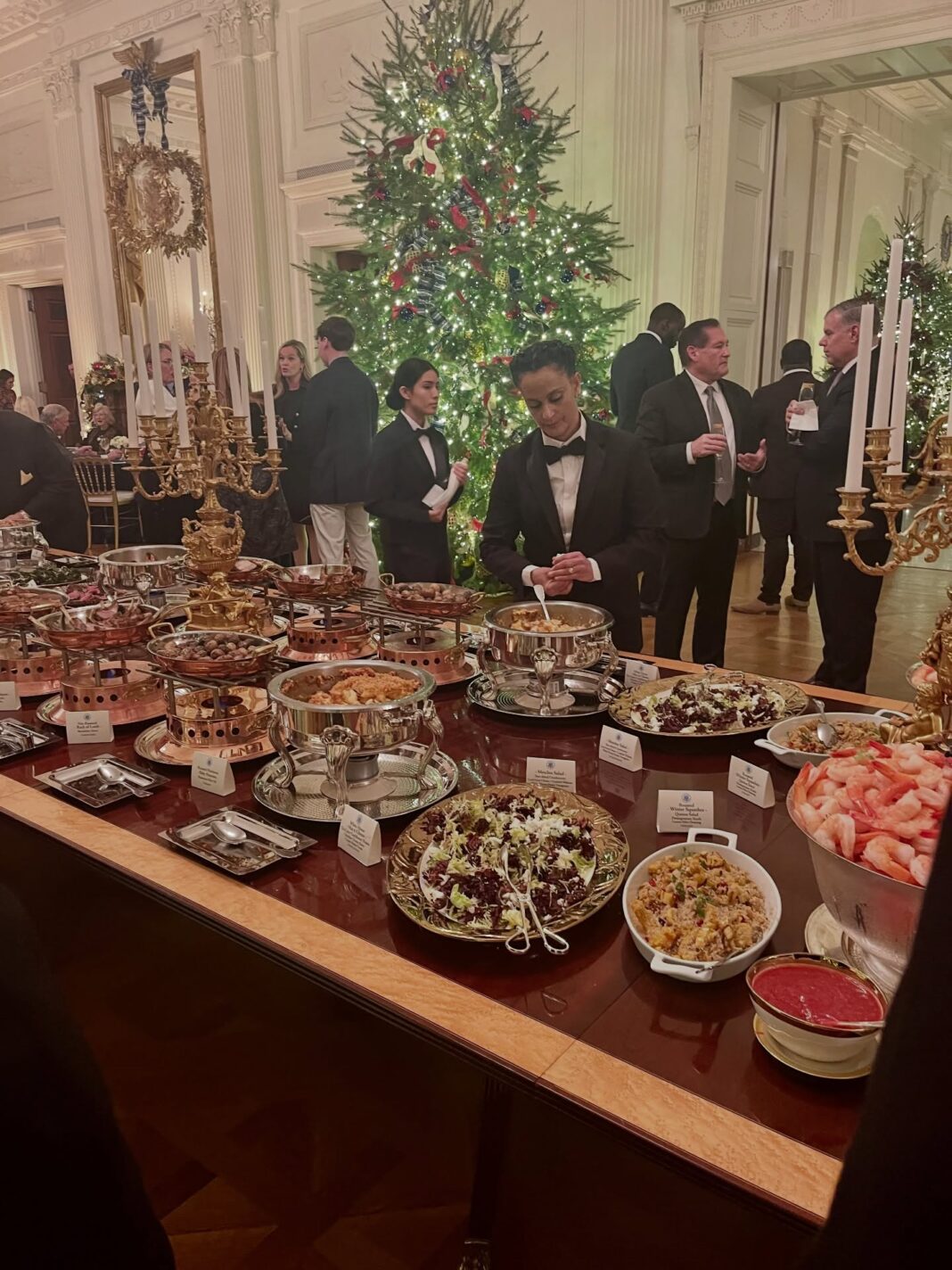 ട്രംപിന്റെ ക്രിസ്മസ് വിരുന്നിൽ അതിഥിയായി മല്ലിക ഷെരാവത്ത്