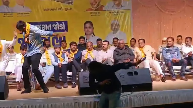 ഗുജറാത്ത് ജോഡോ റാലിയിൽ ആംആദ്മി എംഎൽഎയ്ക്ക് നെരെ ചെരുപ്പേറ്; കോൺഗ്രസ് പ്രവർത്തകൻ കസ്റ്റഡിയിൽ