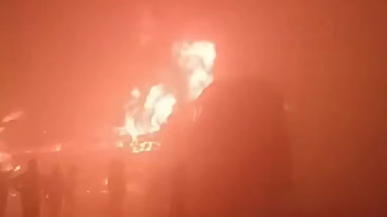 ഡൽഹി – ആഗ്ര എക്സ്പ്രസ് വേയിൽ വാഹനങ്ങൾ കൂട്ടിയിടിച്ച് തീപടർന്നു; നാല് മരണം,150 പേർക്ക് ഗുരുതര പരിക്ക്