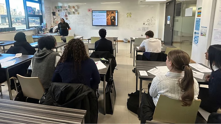 “വിസ ദുരുപയോഗം ചെയ്യുന്നു”; പാകിസ്ഥാൻ, ബംഗ്ലാദേശ് എന്നിവിടങ്ങളിലെ വിദ്യാർഥികളുടെ കോളേജ് പ്രവേശനത്തിന് നിയന്ത്രണം ഏർപ്പെടുത്തി യുകെ