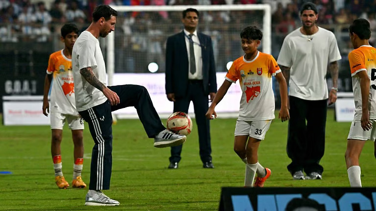 പ്രതീക്ഷയേകി മടങ്ങും മുൻപുള്ള മെസിയുടെ വാക്കുകൾ;”ഇവിടെ പന്തുതട്ടണമെന്ന് ആഗ്രഹമുണ്ട്”