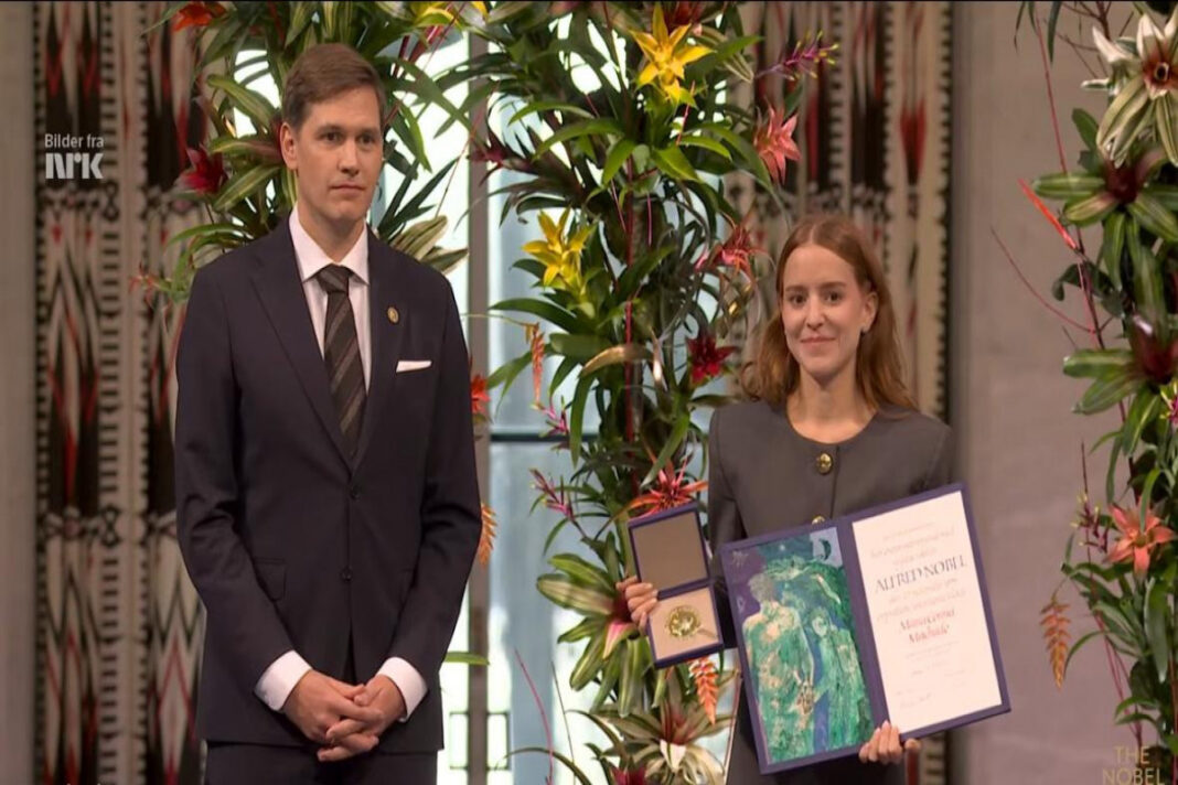 മച്ചാഡോയ്ക്കായി നൊബേല് സമ്മാനം ഏറ്റുവാങ്ങി മകള്; ആദര സൂചകമായി ഓസ്ലോയില് പന്തംകൊളുത്തി പ്രകടനം