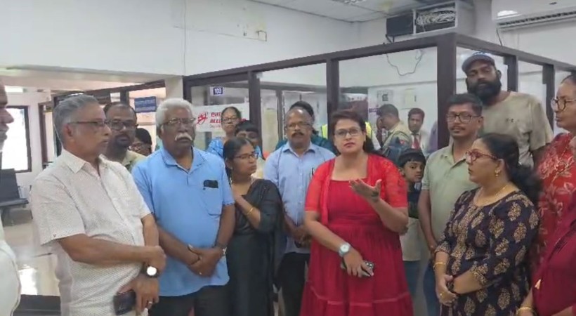 മുന്നറിയിപ്പില്ലാതെ വിമാനം റദ്ദാക്കി; അഗത്തി വിമാനത്താവളത്തില് മലയാളി യാത്രക്കാര് കുടുങ്ങി; പകരം വിമാനമില്ല, മതിയായ സൗകര്യങ്ങള് ഒരുക്കിയില്ല