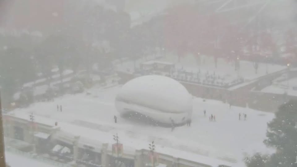 ചിക്കാഗോയിൽ കനത്ത മഞ്ഞുവീഴ്ച; വിമാനങ്ങൾ വൈകുന്നു, ജനജീവിതം ദുസ്സഹം,ഒഹെയർ അന്താരാഷ്ട്ര വിമാനത്താവളത്തിൽ വിമാനങ്ങൾ ഇറങ്ങുന്നത് താൽക്കാലികമായി നിർത്തിവെച്ചു