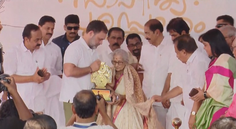 രണ്ടാമത് പ്രിയദര്ശിനി സാഹിത്യ പുരസ്കാരം പ്രൊഫ. എം. ലീലാവതിക്ക് സമ്മാനിച്ച് രാഹുല് ഗാന്ധി