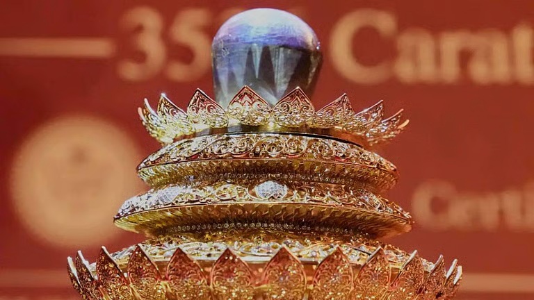 3,300 കോടി രൂപ വിലയുള്ള അപൂര്വ രത്നം; ‘പര്പ്പിള് സ്റ്റാര് സഫയര്’ വാങ്ങാന് ആളെ അന്വേഷിച്ച് ഉടമകള്