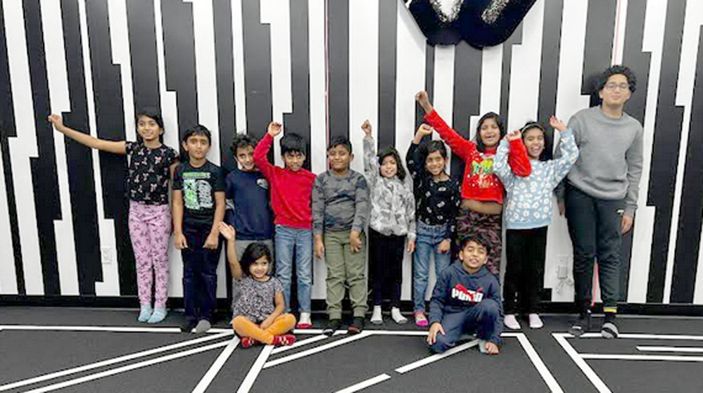 എസ്.എം.എ മലയാളം സ്കൂള് വിദ്യാര്ത്ഥികള്ക്കായി സംഘടിപ്പിച്ച വി.ആര് ഗെയിമിംഗ് നവ്യാനുഭൂതി നല്കി