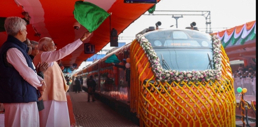 സുഖയാത്ര, 180 കിലോമീറ്റർ വരെ വേഗത; രാജ്യത്തെ ആദ്യ വന്ദേ ഭാരത് സ്ലീപ്പർ പ്രധാനമന്ത്രി ഫ്ലാഗ് ഓഫ് ചെയ്തു