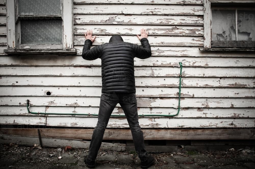 അധ്യാപികയെ വീട്ടിൽ അതിക്രമിച്ചു കയറി കൊലപ്പെടുത്തി: പ്രതി പിടിയിൽ