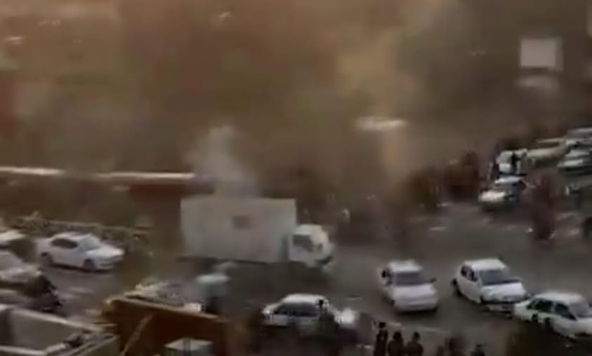 ഇറാനിൽ ഭരണകൂടവിരുദ്ധ പ്രക്ഷോഭം ശക്തമാകുന്നു: ബാരിക്കേഡുകൾ തകർത്ത് വിദ്യാർത്ഥികളും തെരുവിലേക്ക്