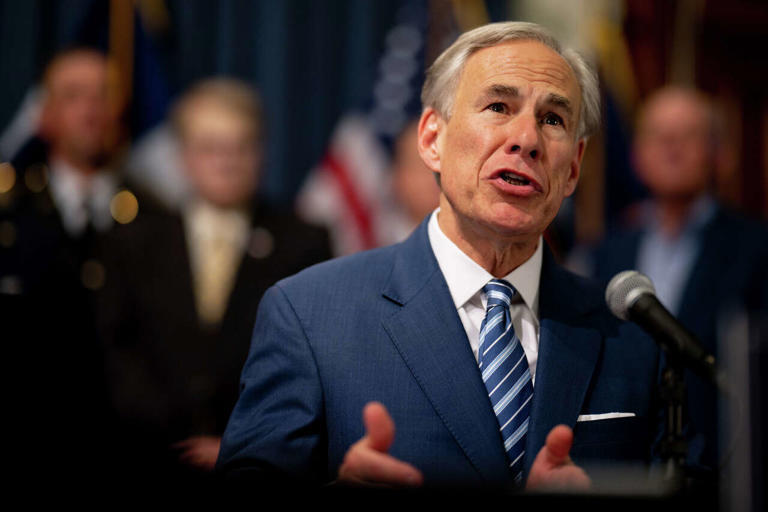 പ്രതിഷേധത്തിനിടെ വിദ്യാർത്ഥികൾ അറസ്റ്റിൽ; സ്കൂൾ ഫണ്ട് നിർത്തലാക്കുമെന്ന് ഗവർണർ അബ്ബോട്ടിന്റെ ഭീഷണി