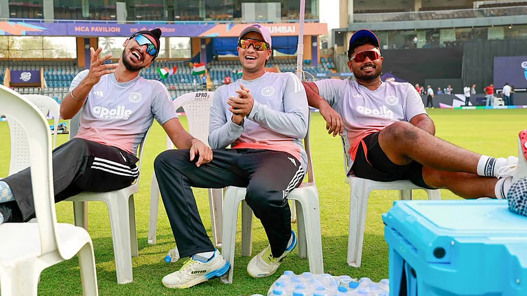 അഭിഷേക് ശർമ ആശുപത്രിയിൽ; നമീബിയയ്ക്കെതിരെ ആദ്യ ലോകകപ്പ് മത്സരം കളിക്കാൻ സഞ്ജു