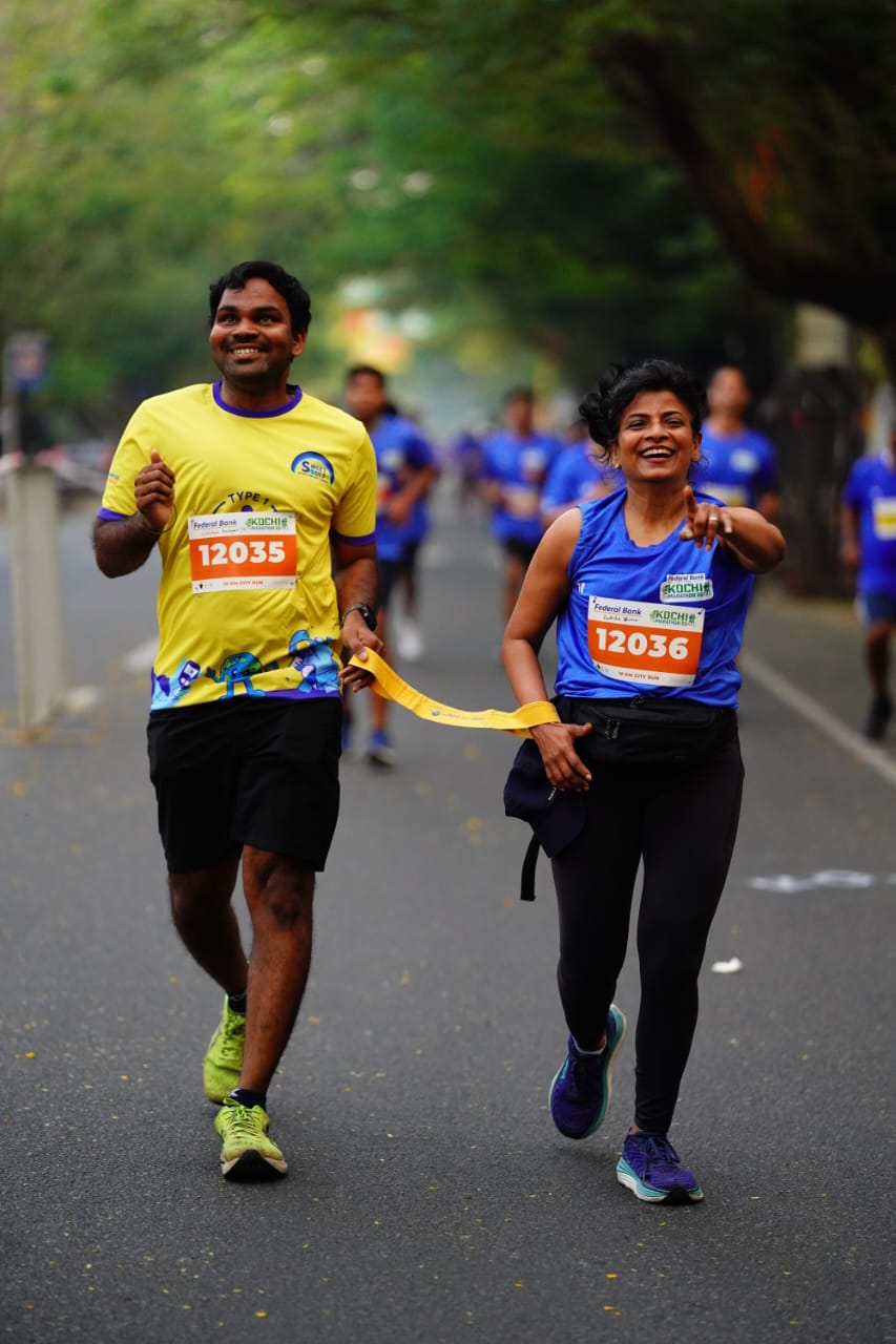 കാഴ്ചയെ മറച്ച ഇരുട്ടിനും തളർത്താനായില്ല ആ പാദങ്ങളെ; മാരത്തണിൽ താരമായി ലക്ഷ്മിനാരായണ