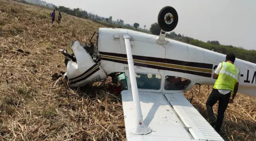 കർണാടകയിൽ പരിശീലന പറക്കലിനിടെ വിമാനം തകർന്നു വീണു; പൈലറ്റ് അത്ഭുതകരമായി രക്ഷപ്പെട്ടു