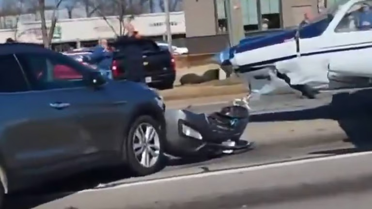 യുഎസ് വിമാനം ലാൻഡ് ചെയ്തത് തിരക്കേറിയ റോഡിൽ; ഇടിച്ചു കയറിയത് കാറുകൾക്ക് മേലെ